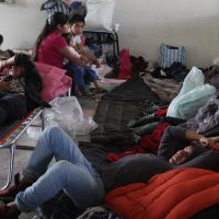 Moreno Valle entrega monederos canjeables en Elektra para damnificados por 'Earl”