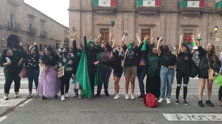 Las manifestantes exigieron “que las niñas y las mujeres michoacanas puedan acceder a servicios de aborto seguro, libre y gratuito; eliminar los obstáculos normativos innecesarios por parte de las instituciones”