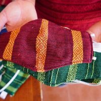 Reinventarse para subsistir: tejedores mexicanos elaboran barbijos
