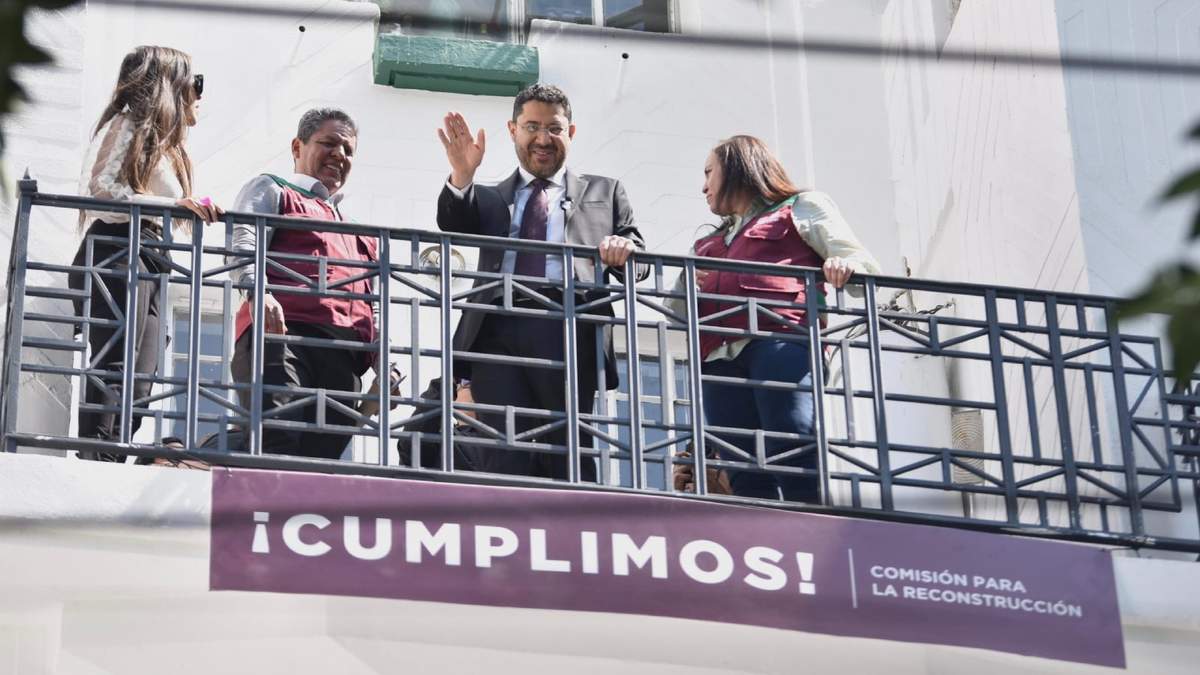 El jefe de Gobierno, Martí Batres, durante la entrega del edificio ubicado en Ámsterdam 285, alcaldía Cuauhtémoc