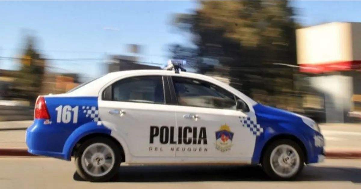 El hombre intentó incendiar un móvil de la policía de Neuquén. Fuente: (Vía País)