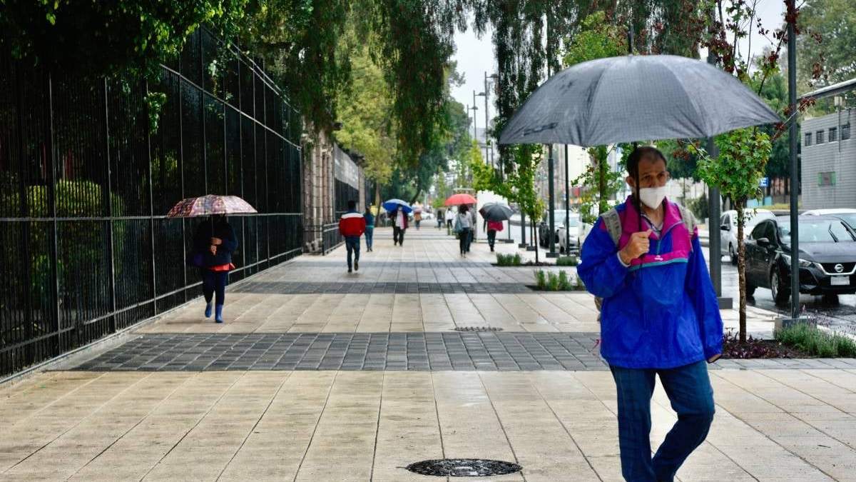 Personas con paraguas en la CDMX