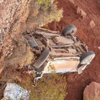 Rincón de los Sauces: una camioneta cayó a un barranco y el conductor está grave