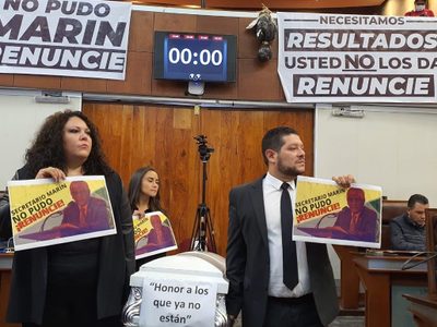 Con un ataúd en el Congreso, diputados exigen la renuncia del secretario de Seguridad de Zacatecas