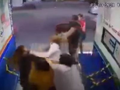 Familia agrede a doctora que le pidió usar cubrebocas en su consultorio (Video)