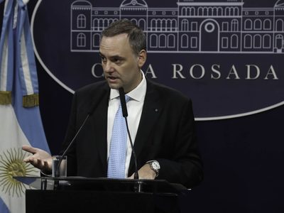 Envalentonado tras la rendición en el Congreso, Adorni reabre la sala de periodistas