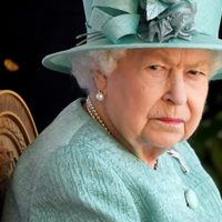 La reina Isabel reaparece en público, a cinco días de la pérdida de su esposo