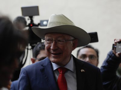 Desorientado, incómodo... así fue el regreso de Ken Salazar a Palacio Nacional