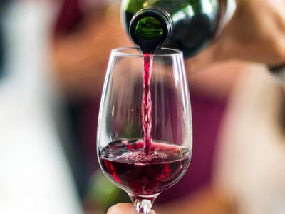 Destilarán vino que no se vendió durante la pandemia para hacer sanitizante