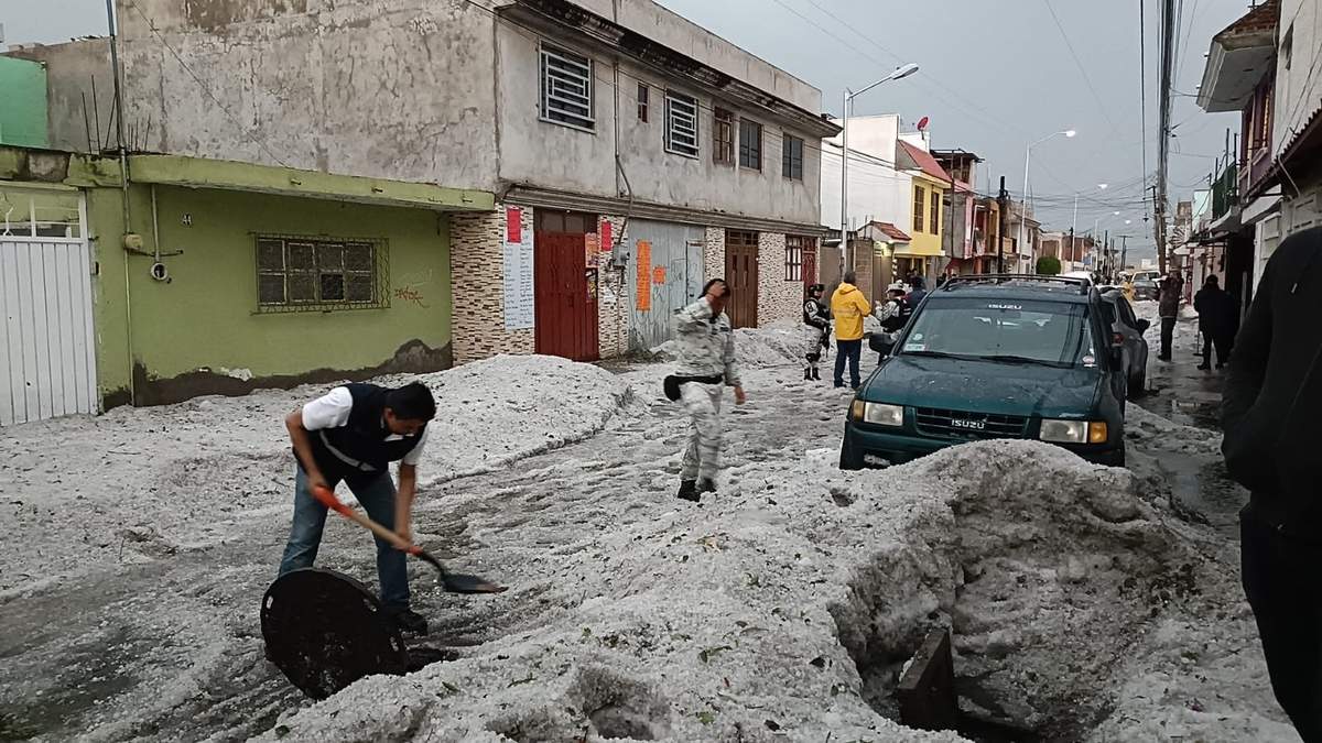 Vecinos limpian el granizo acumulado