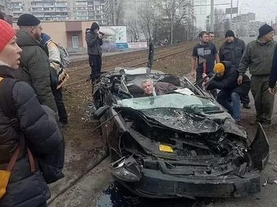 Tanque ruso aplasta el auto de un civil al circular en Obolón, Ucrania (Video)