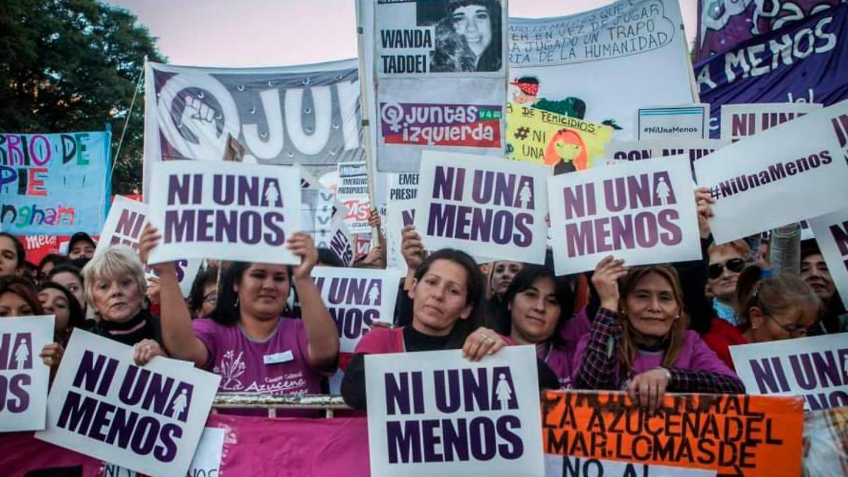 Manifestantes del movimiento "Ni Una Menos" en una protesta. Fuente: (Twitter)