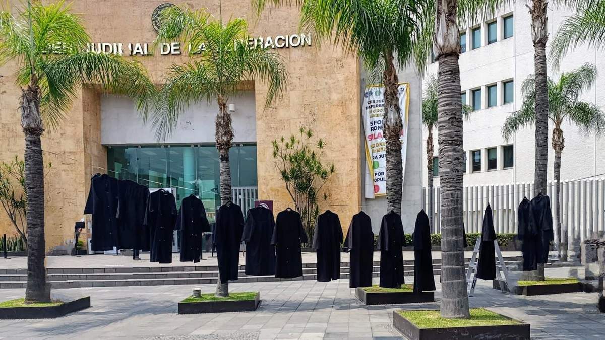 Togas de los jueces federales que protestaron ante el PJF en Morelos