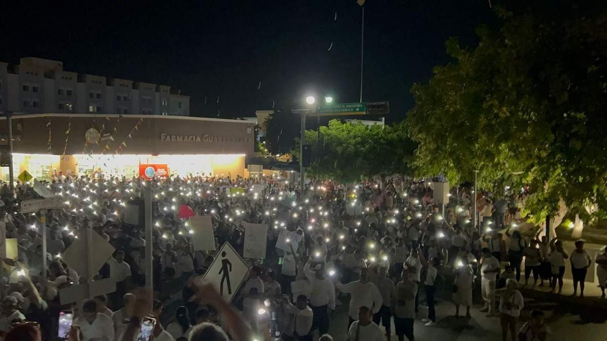 La manifestación continuó durante la noche