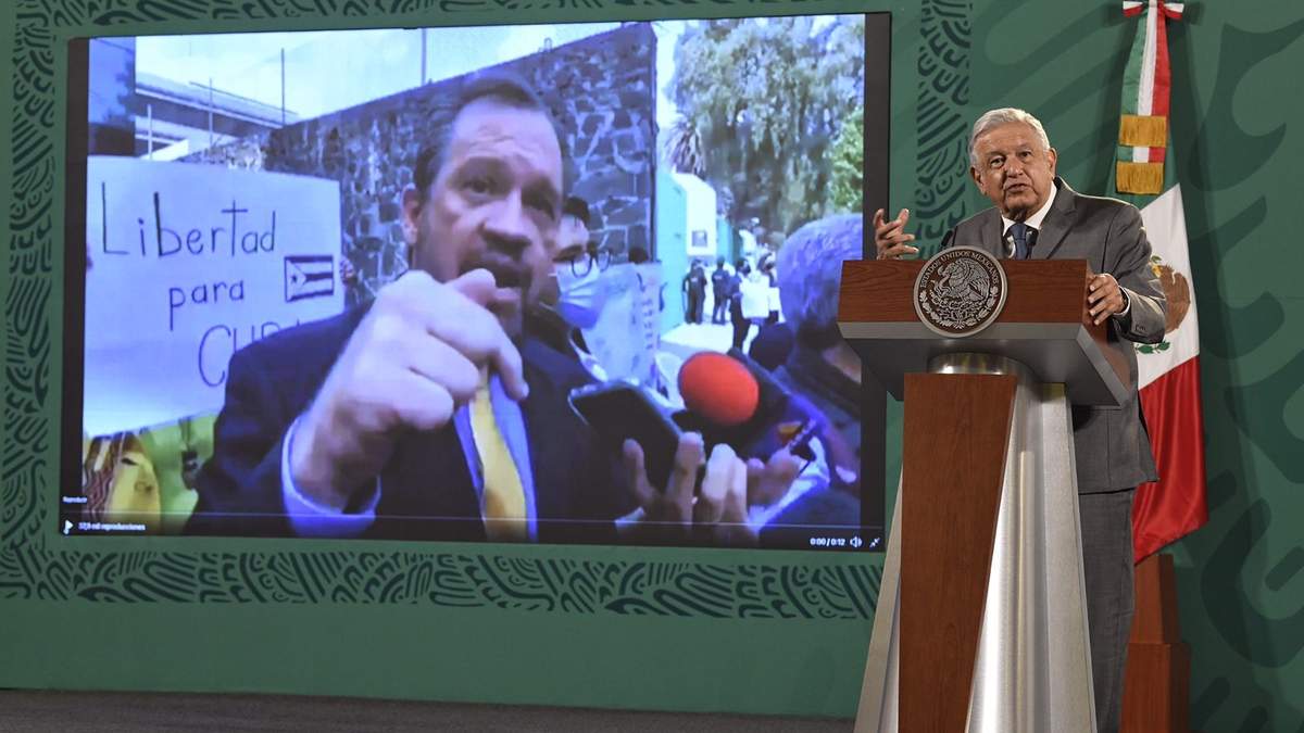 AMLO exhibió el video en el que el defensor llama negro y maricón a un guardia de la embajada cubana