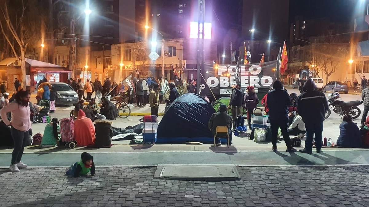 Las organizaciones sociales acampan en la Avenida Argentina. Fuente: (Javier Manzano)