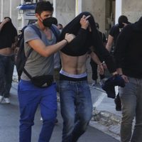 Más de 100 hinchas croatas afrontan cargos por homicidio en Grecia tras letal violencia