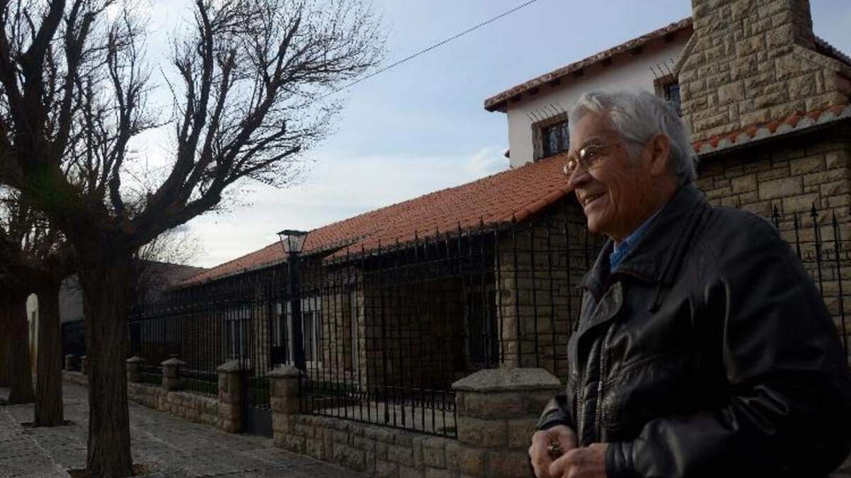 Mario Argat en el sitio donde se firmó el acta de fundación del MPN. Fuente: (Twitter)