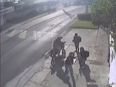 Joven sorprende a asaltantes y ataca a uno de ellos; el otro huyó (Video)