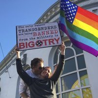 Nuevo revés para Trump: jueza frena orden ejecutiva que excluía a las personas trans del Ejército
