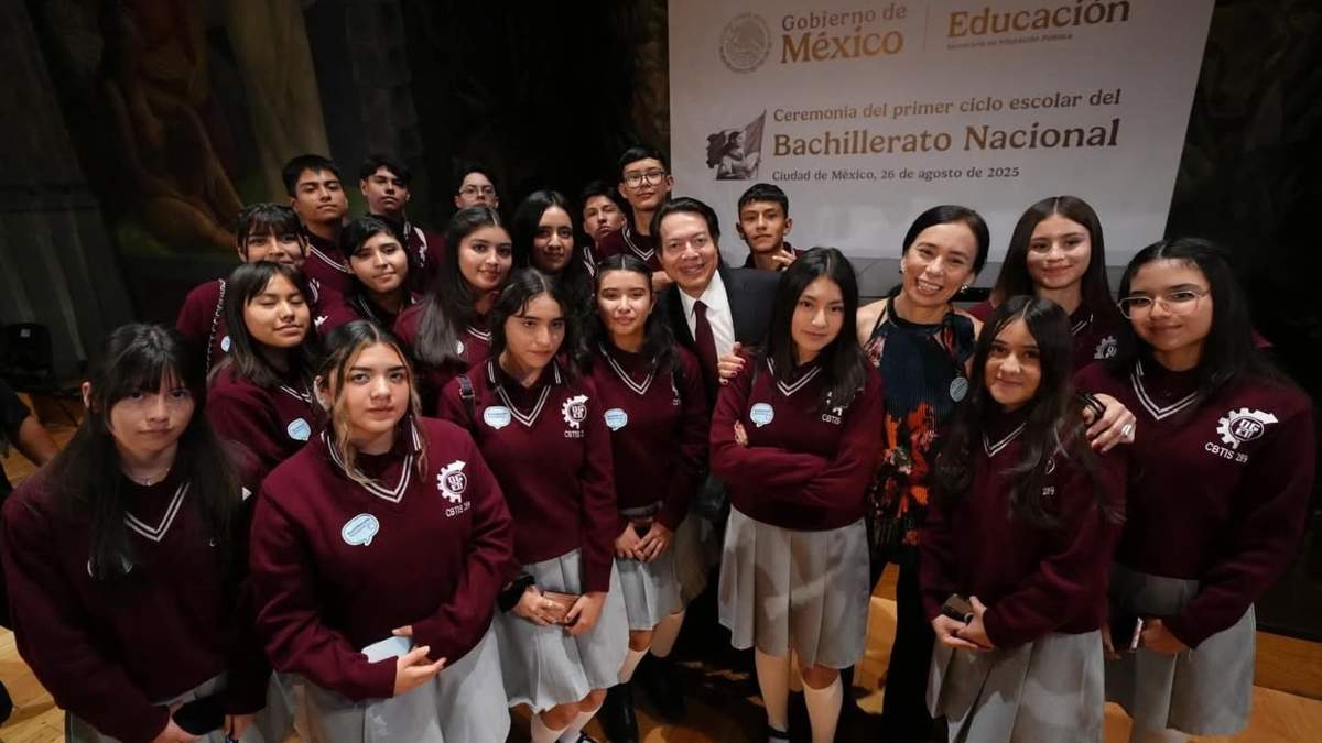 Mario Delgado con alumnos de bachillerato