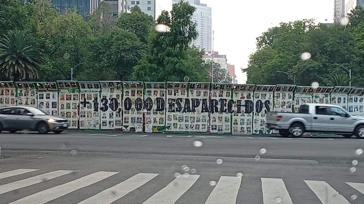 La protesta se realizó frente a las vallas colocadas alrededor de la glorieta