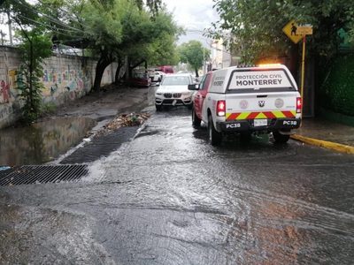 Cuatro personas mueren en auto arrastrado por la corriente en Cadereyta
