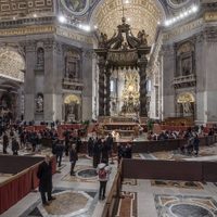 Casi 100 mil personas despiden a Benedicto XVI en la basílica de San Pedro