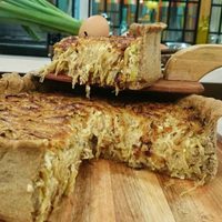Tarta de puerro, cebolla y queso: no dejes que termine este domingo sin preparar esta receta rendidora, jugosa y rica