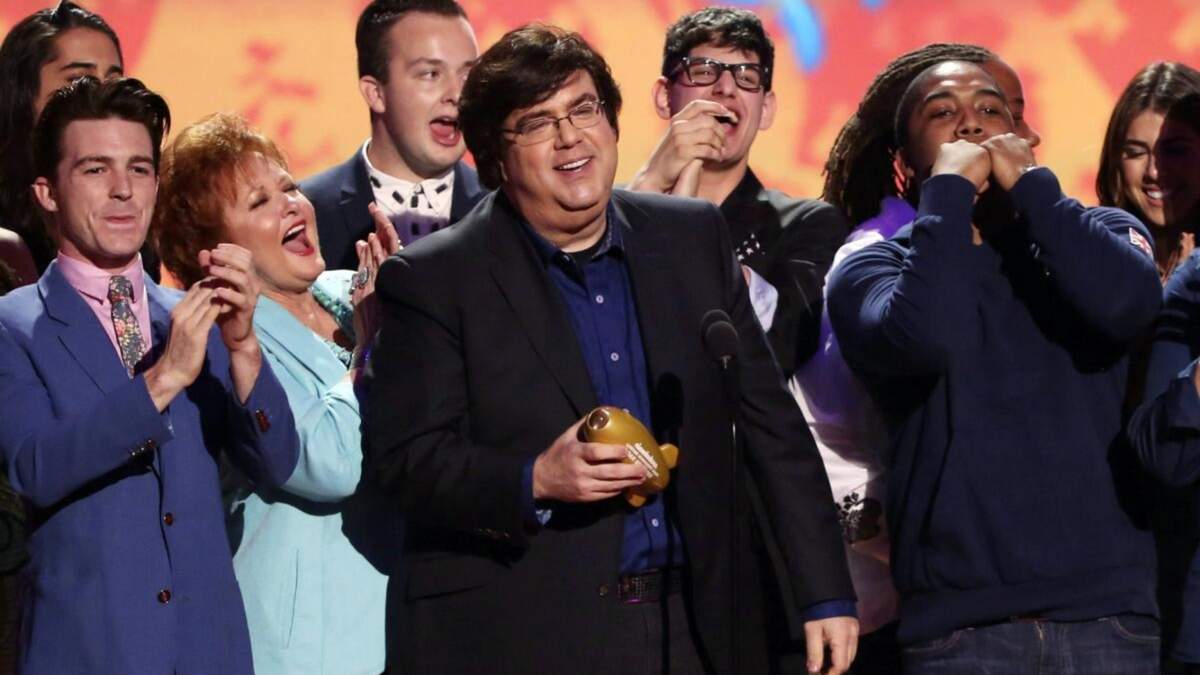 Dan Schneider, centro, acepta recibe un premio en Los Ángeles el 29 de marzo de 2014. Schneider demandó a los creadores de “Quiet on Set: The Dark Side of Kids TV”