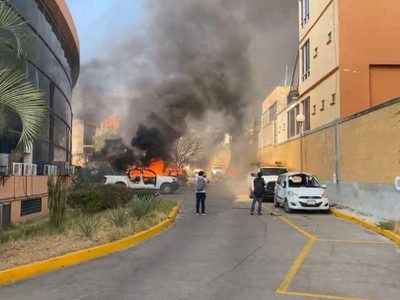A un mes de la ejecución de Yanqui Kothan estudiantes irrumpen en Palacio de Gobierno de Guerrero