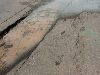Vecinos en alerta por una pérdida de agua que lleva semanas en Godoy Cruz