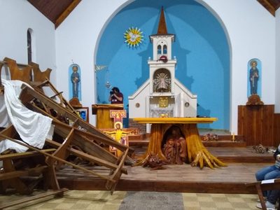 Paredes pintadas y bancos rotos: así quedó la iglesia de El Bolsón tras la ocupación