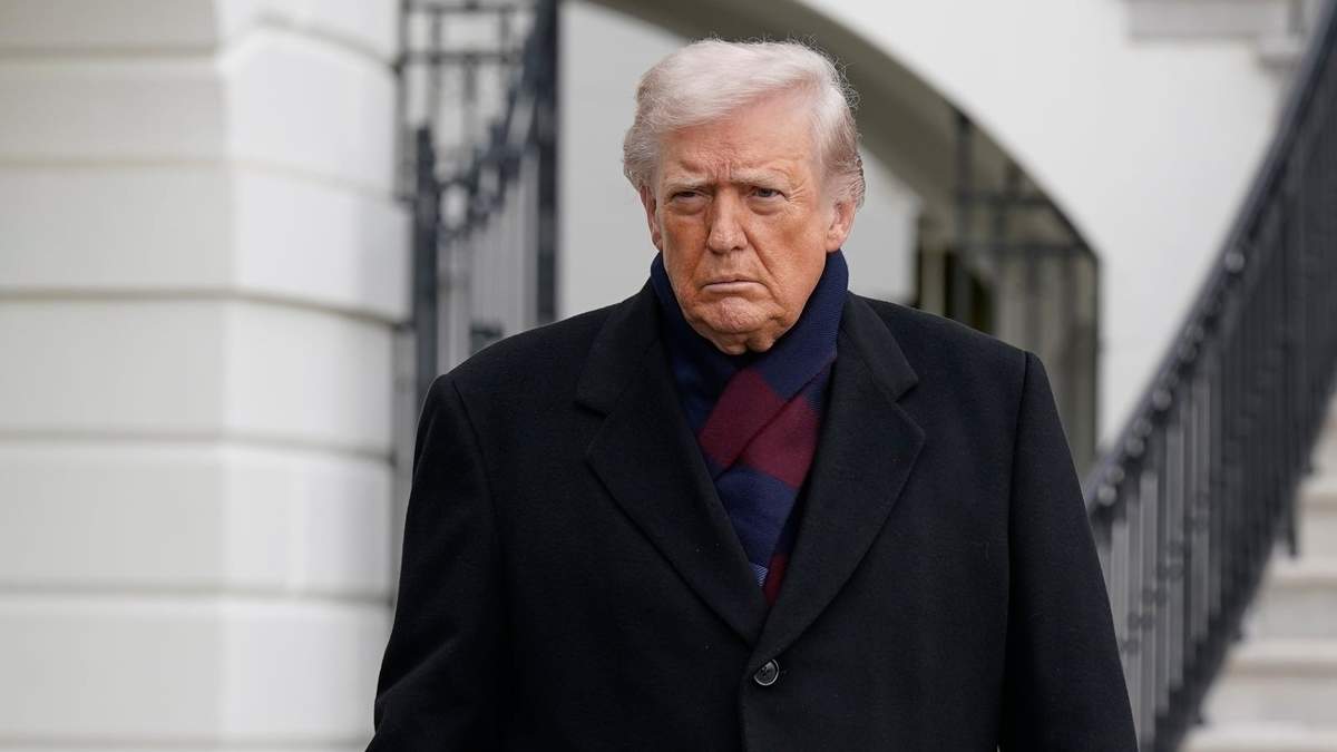 El presidente Donald Trump habla con periodistas al salir de la Casa Blanca
