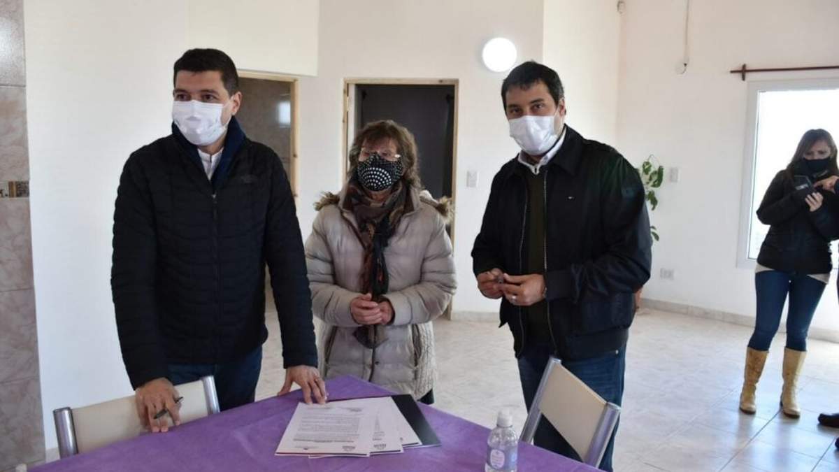 Carlos y Marcos Koopmann junto a Angélica Montenegro, presidenta de la casa del paciente oncológico. Fuente: (Twitter)