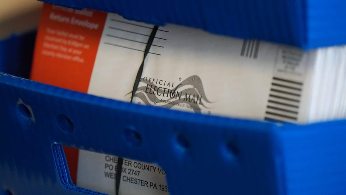 Votos enviados por correo en una caja en las oficinas administrativas del condado de Chester, Pensilvania