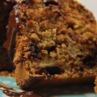 Bizcochuelo esponjoso con chocolate derretido y sin horno: una tentación para el antojo y bajo en calorías