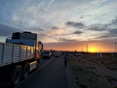 Trabajadores de Desarrollo Social cortan en la Ruta 22, a la altura de Arroyito