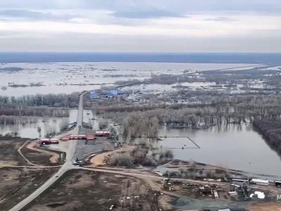 El agua inunda más casas en Rusia tras la ruptura de una represa junto a la frontera kazaja