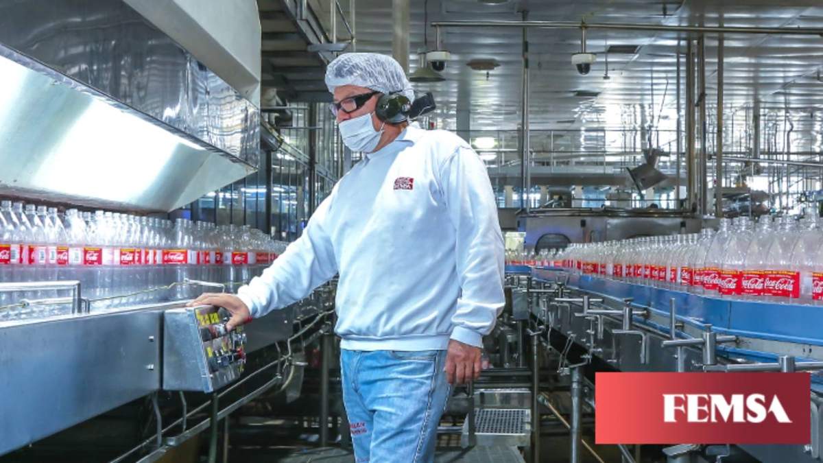 Un trabajador de Coca-Cola Femsa