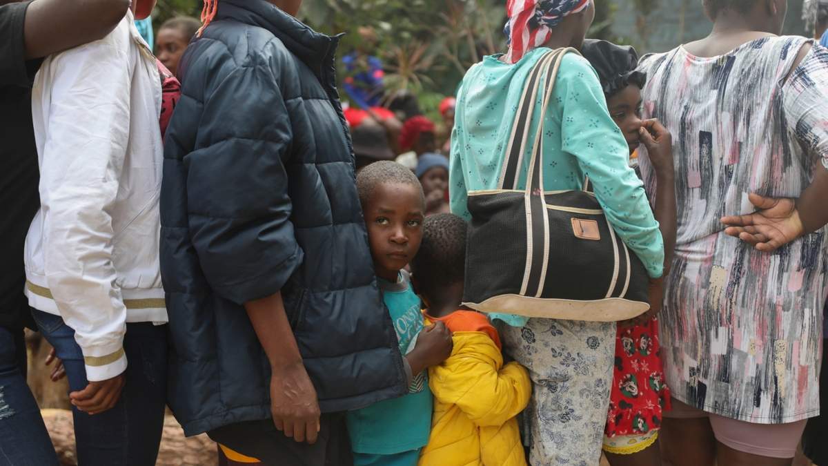 Gente en fila para recibir comida en un refugio para familias desplazadas por la violencia de las pandillas en el vecindario de Kenscoff, Puerto Príncipe, Haití, el lunes 3 de febrero de 2025