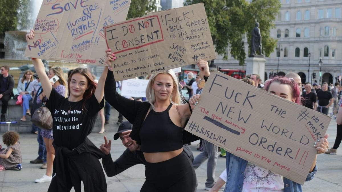 La protesta de ayer tenía consignas contra el uso de tapabocas, contra Bill Gates, contra "un nuevo orden mundial", entre otras. Fuente: (Twitter)