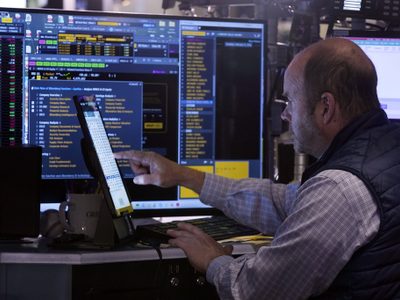 Wall Street cae por preocupaciones sobre inflación y aranceles