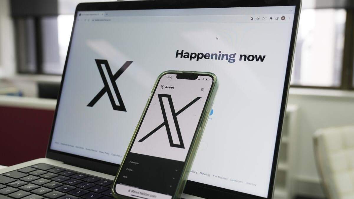 La página de inicio de X se ve en una computadora y un celular en Sydney