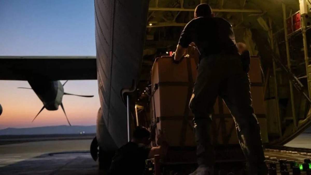 Israelíes cargan ayuda humanitaria para lanzarla sobre Gaza vía aérea