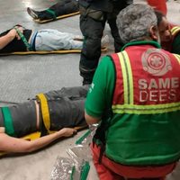 Nueve jóvenes se subieron a un ascensor, empezaron a saltar y se desplomó