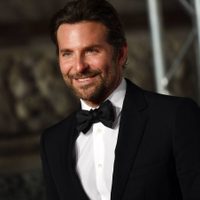 ¡Potro! Bradley Cooper sale del mar y no alcanza toda el agua para apagar ese fuego ¡Qué cuerpazo!