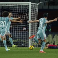 Atlético de Madrid remonta al Barcelona en el descuento y se coloca como líder de la Liga