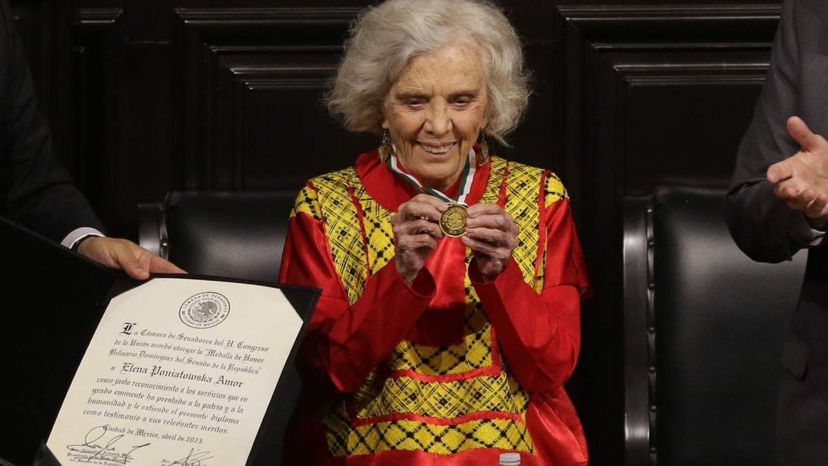 Elena Poniatowska recibe la Medalla Belisario Domínguez en el Senado