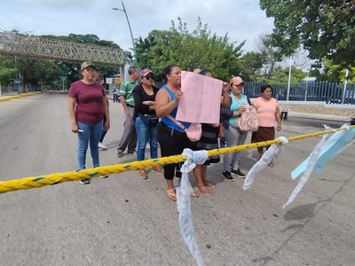 Exigen liberar a ocho policías retenidos por pobladores de Frontera Corozal por pérdida de confianza